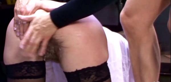Ehefrau vom Chef mit extrem behaarter Fotze fickt den Jungspund Gesellen